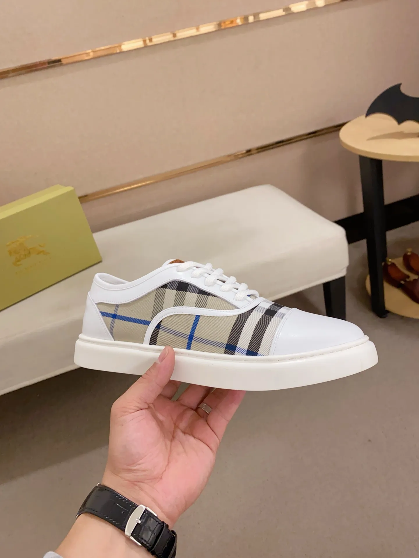 Men's shoes💰: 400💰🇮🇹🇮🇹The counters are synchronized with BURBERRY's top purchasing agents🔍🔍Synchronized sales. Positive code number: 38-44. Italian imported cowhide with official website fabric. Fully imported sheepskin lining, sole: original sole provided by the original factory, exclusive movable molded sole, super comfortable, original factory follow-up goods, 🔍🔍high quality, you can enter and leave the counter at will, welcome to compare (can be customized 45)